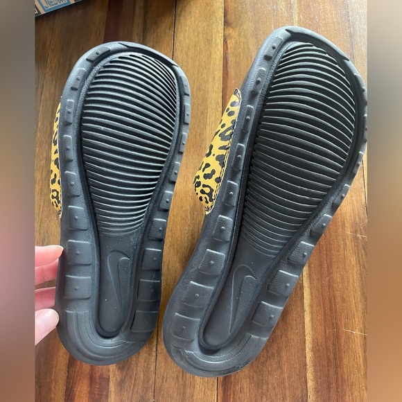 Nike Victori One print animal print slides sandals size 7 - Picture 3 of 4